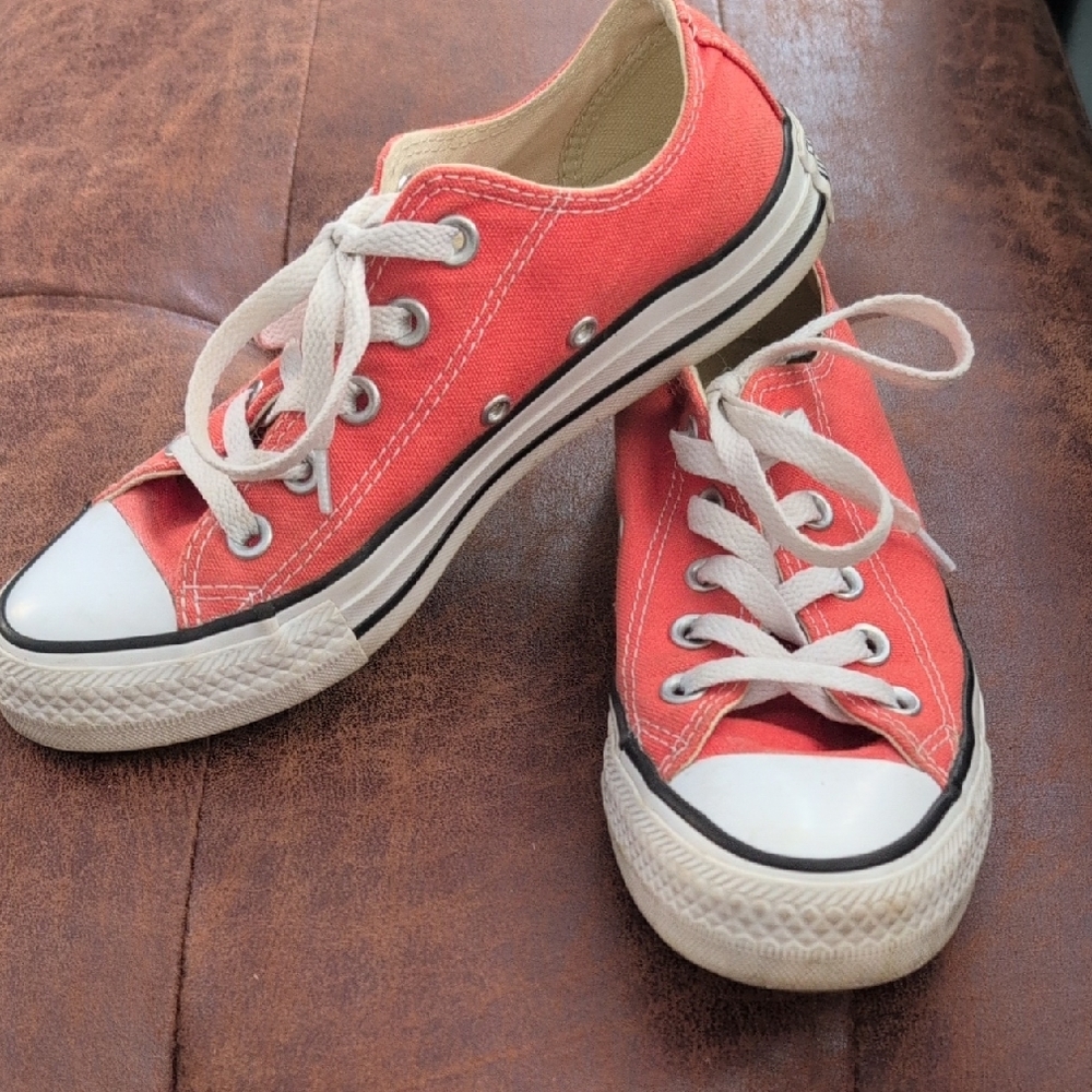 Converse All-Stars Low Tops In Coral / Orange